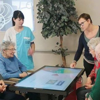 Innovations, nouvelles technologies, et jeux pour personnes âgées sur des tables tactiles dans les EHPAD ou en maison de retraite, favorise la communication