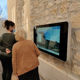 Utilisation d'un écran tactile d'affichage dynamique dans une collectivité, en mairie avec un fil d'actualité digital