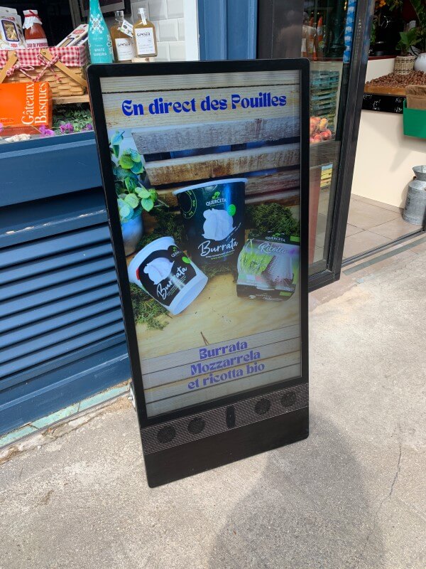 Chevalet numérique Stop-trottoir pour le devanture de la Maison Jaurel, fromagerie