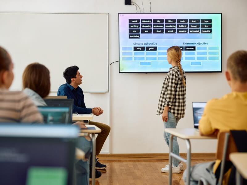 Salle de classe équipée d'un écran tactile : le numérique dans l'enseignement secondaire