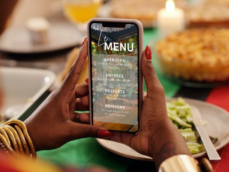 Utilisation de l'application mobile menu QR-Code et notifications push pour cafés, restaurants et food-trucks
